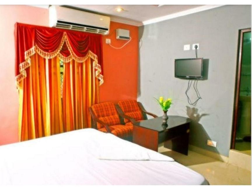 Hotel Priya Chengannur Экстерьер фото