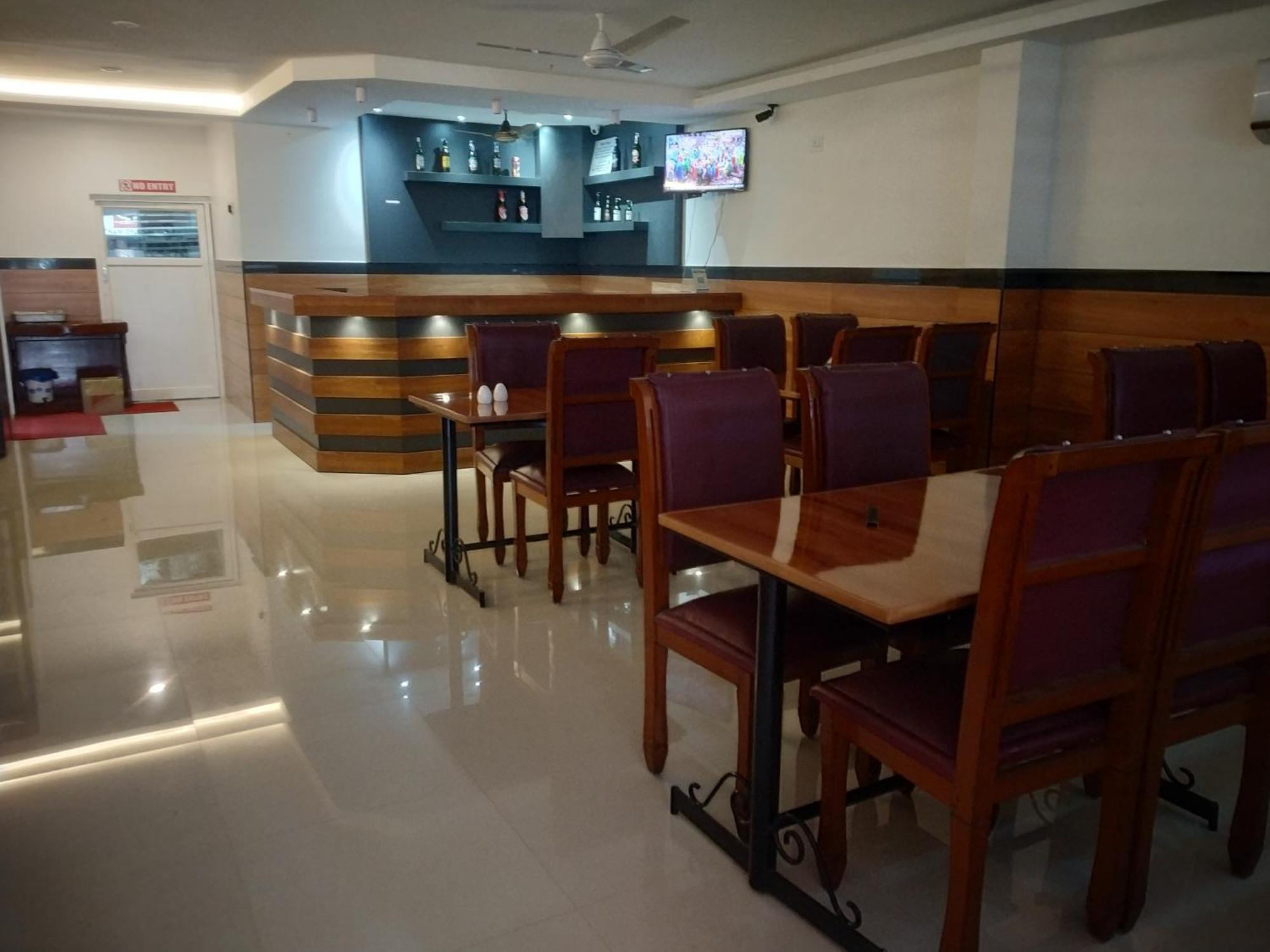 Hotel Priya Chengannur Экстерьер фото