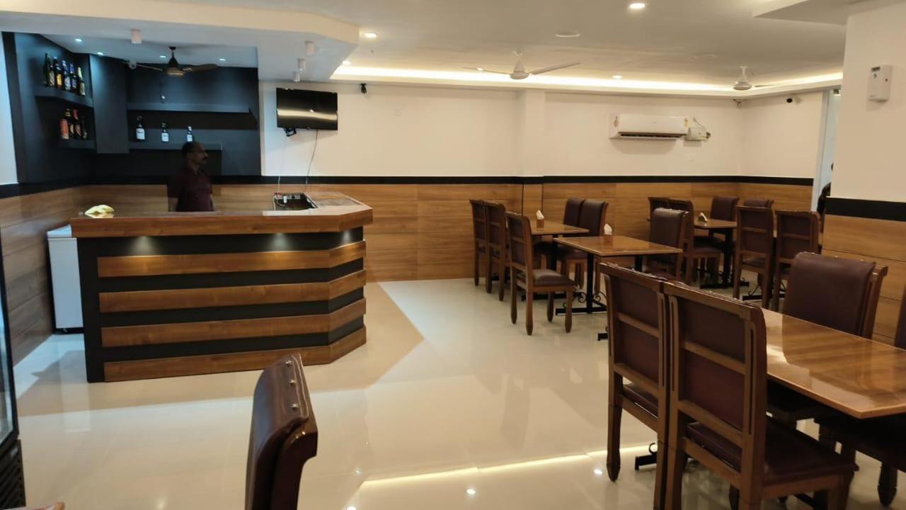 Hotel Priya Chengannur Экстерьер фото